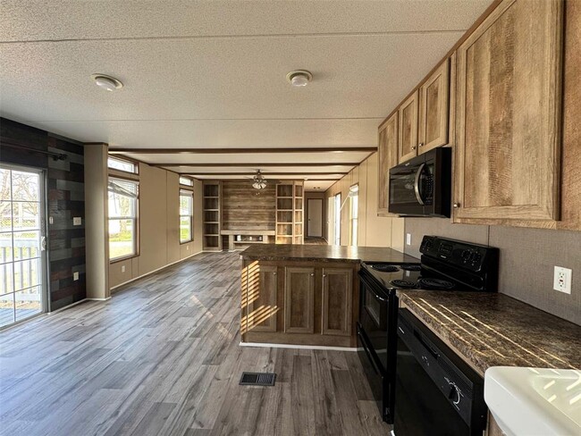 Building Photo - 16206 Wood Dr