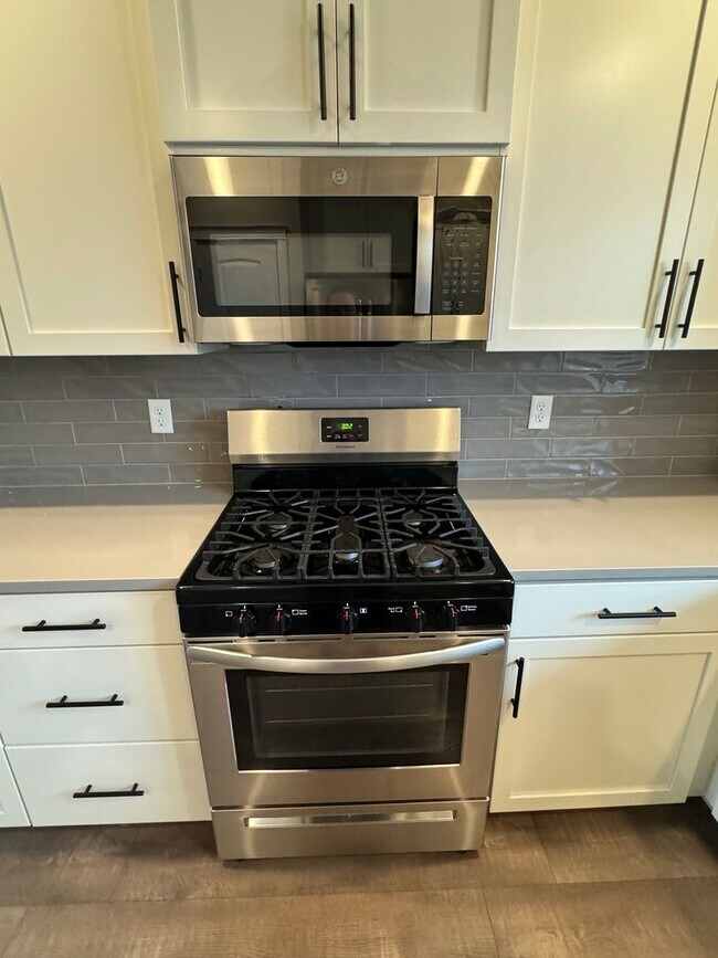 Building Photo - Charming 3-Bedroom Home