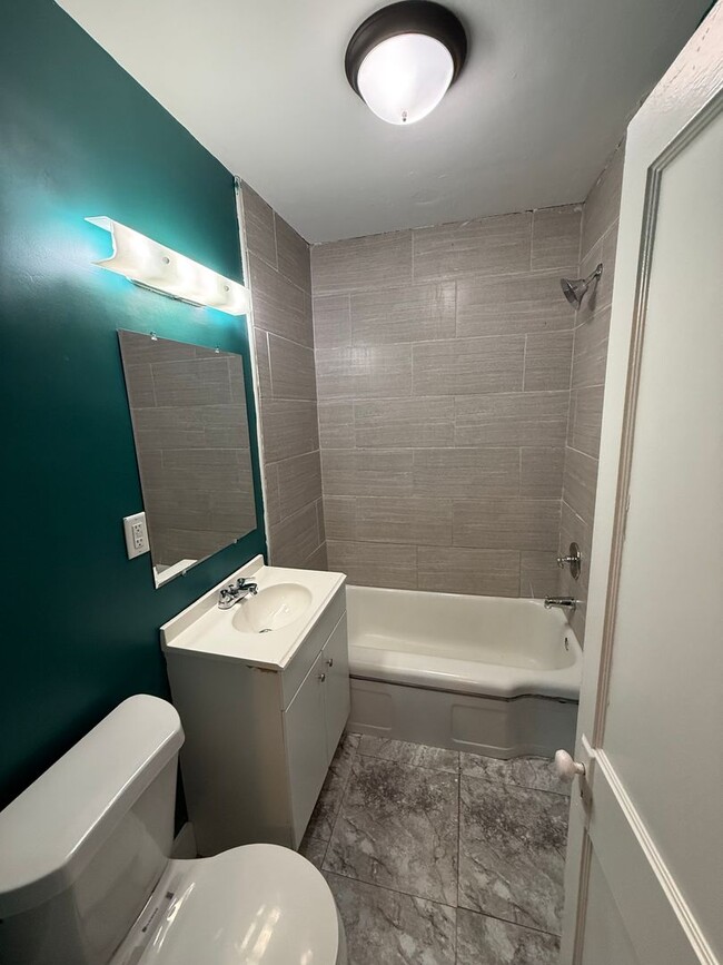 Building Photo - 4 Bed/1 Bath House