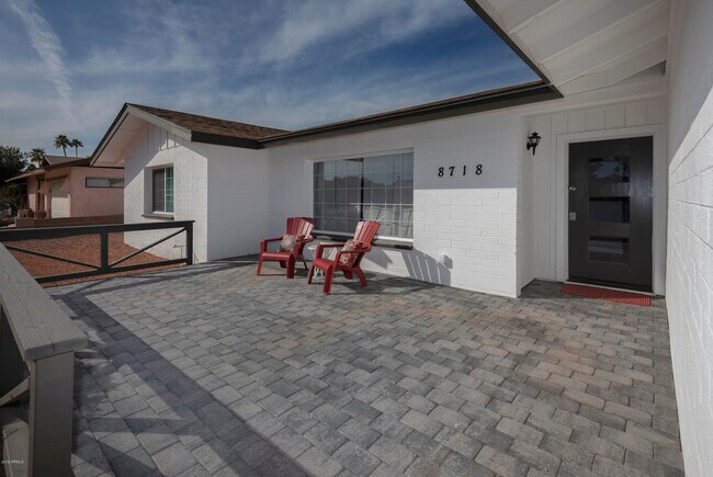 Building Photo - 8718 E Weldon Ave