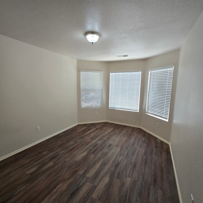 Building Photo - 669 Sunny Meadows Dr