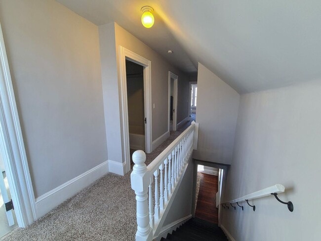 Building Photo - Renovated Private Home