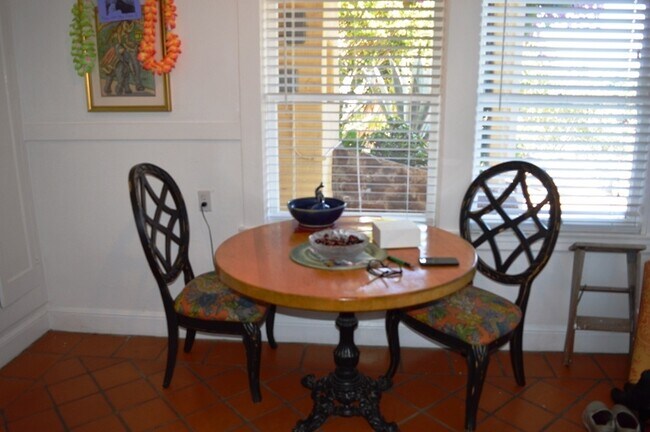 Building Photo - LowCres2