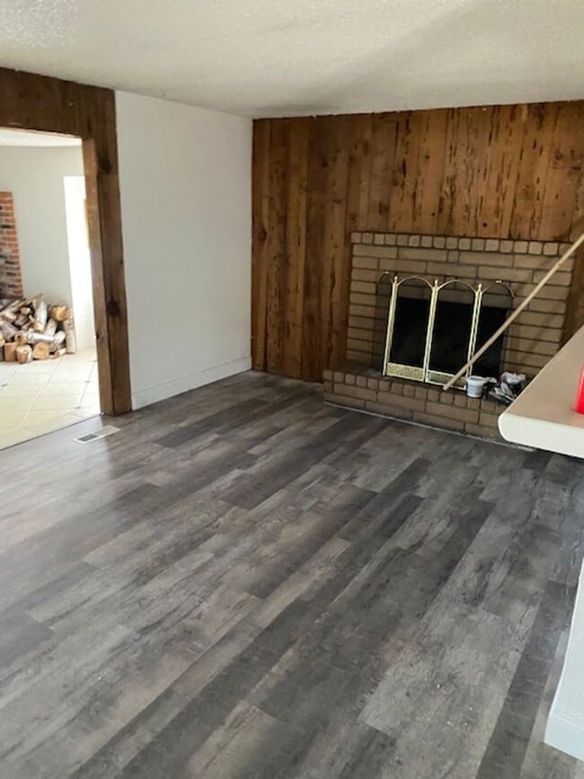 Building Photo - Spacious home on Large Lot