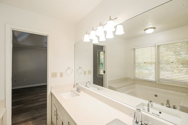 Building Photo - 10 Beaverdam Ct