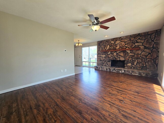 Building Photo - 3 Bedroom Century Modern Home