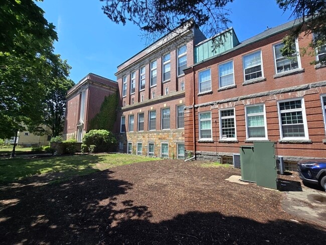 Building Photo - 130 Beach St