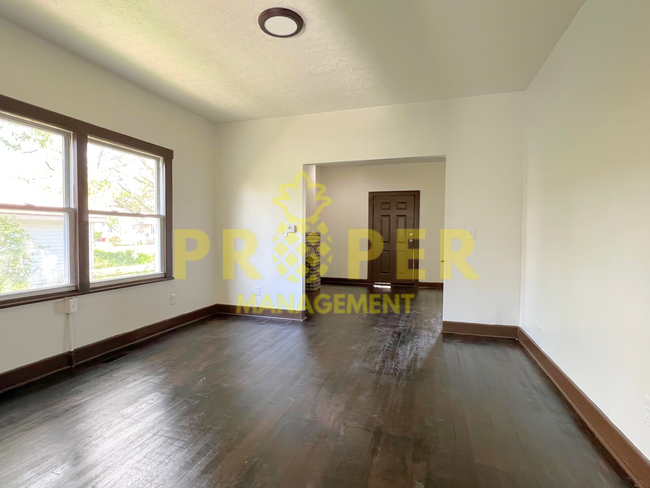 Building Photo - 2 bedrooms 1 bathroom