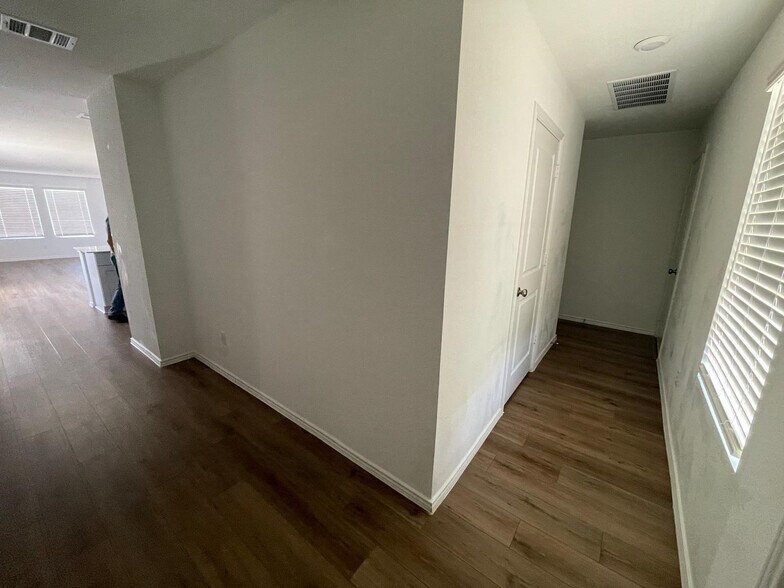 Building Photo - 427 Gabbro Gdns