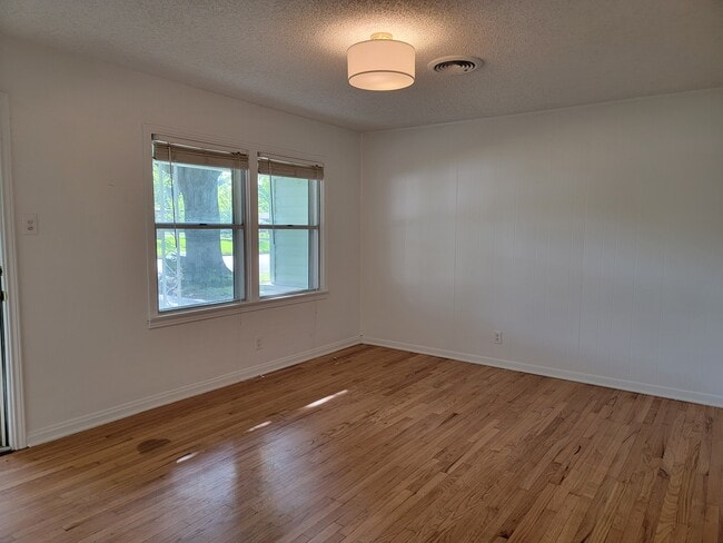 Building Photo - 2025 Mountainview Dr