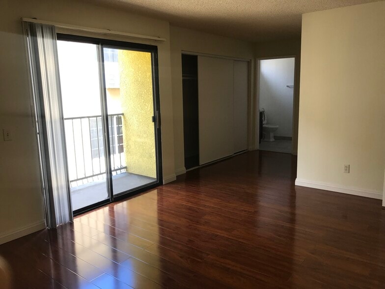 Building Photo - 1285 Vin Scully Ave