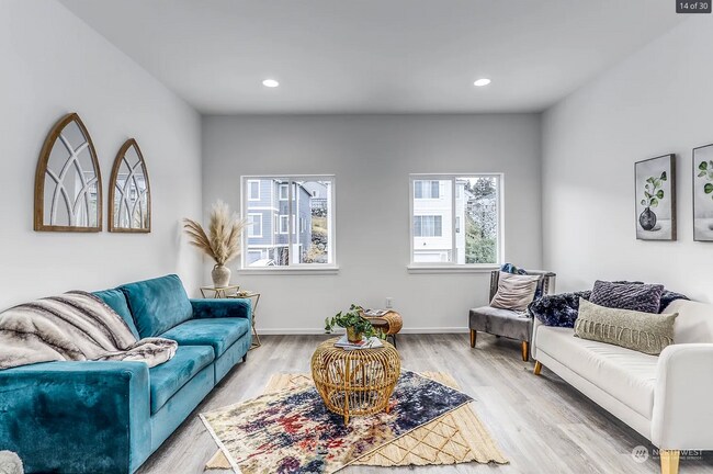Building Photo - Beautiful, private 2 bed, 2.5 bath townhou...