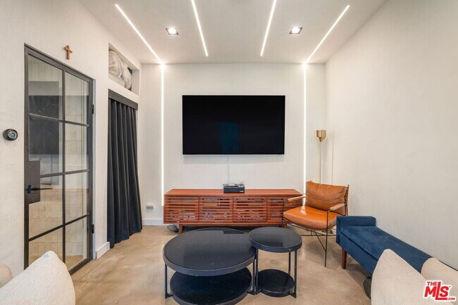 Building Photo - 1142 Poinsettia Dr