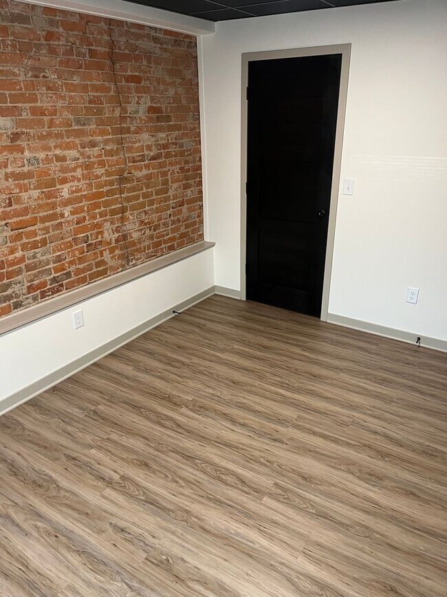 Building Photo - 201 Paquin St E