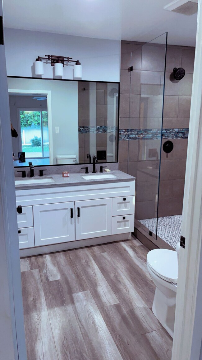 Building Photo - 5779 Enfield Ave