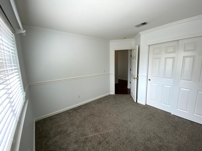 Building Photo - 67 Primrose Ct