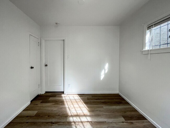 Building Photo - Bright & Stylish Apartment at 39th & Denke...