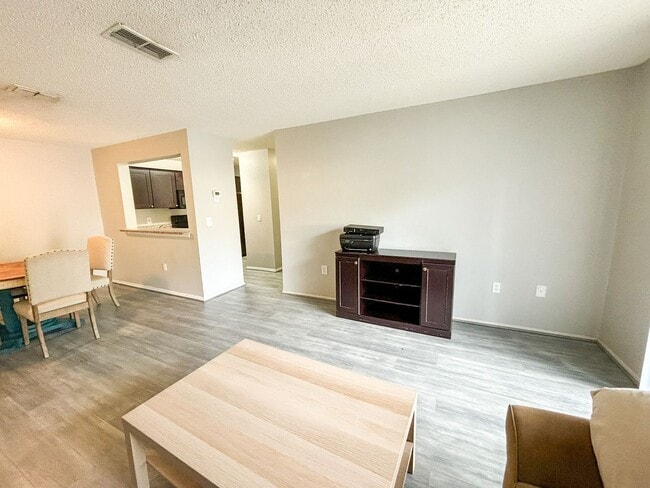 Building Photo - Windsor Park #317 - Pet Friendly!