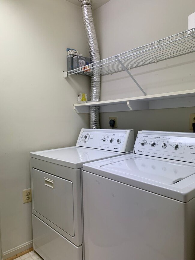 Building Photo - Spacious and Private Condo in The Oaks at ...