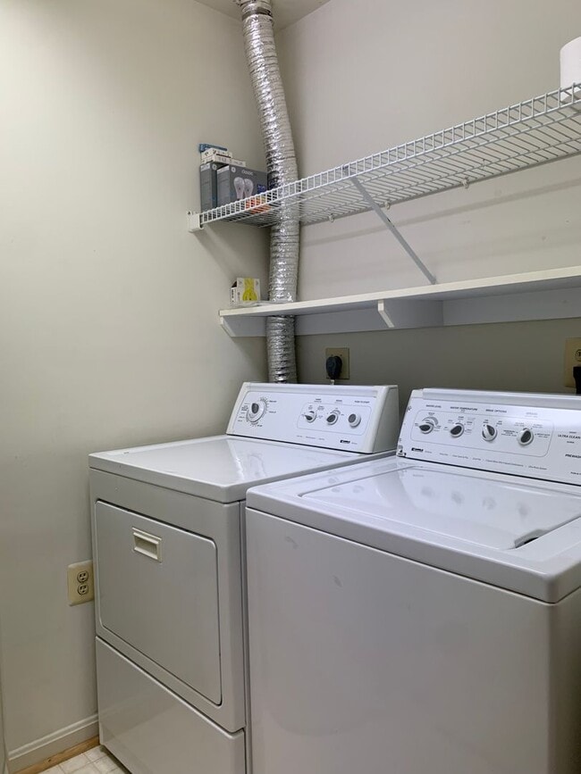Building Photo - Spacious and Private Condo in The Oaks at Washingtonian Woods