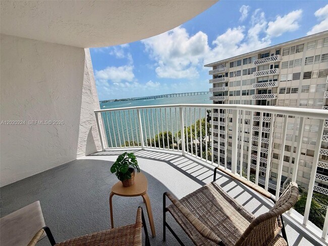Building Photo - 1420 Brickell Bay Dr