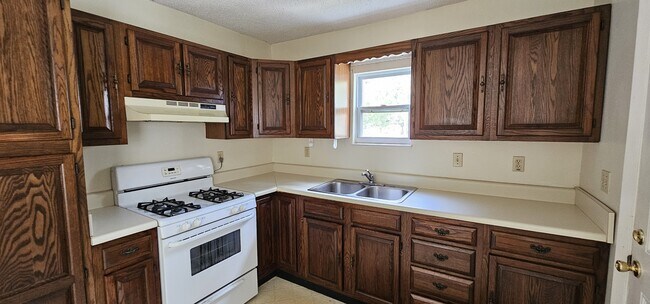 Building Photo - 725 Powell Dr