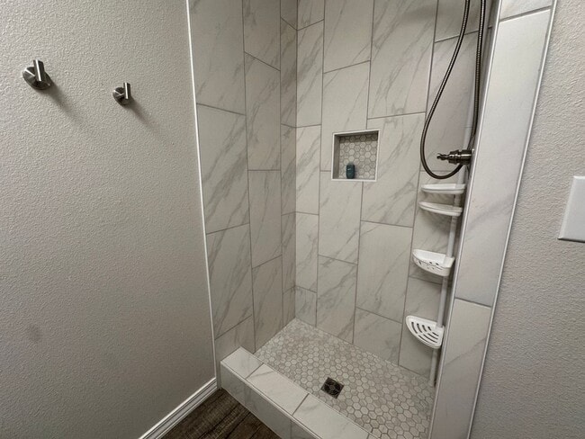 Building Photo - Welcome to this charming 3-bedroom, 2-bath...
