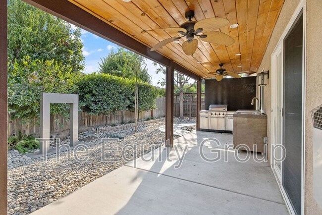 Building Photo - 3835 E Oak Ave