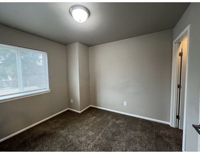 Building Photo - Townhouse Style 3 Bedroom