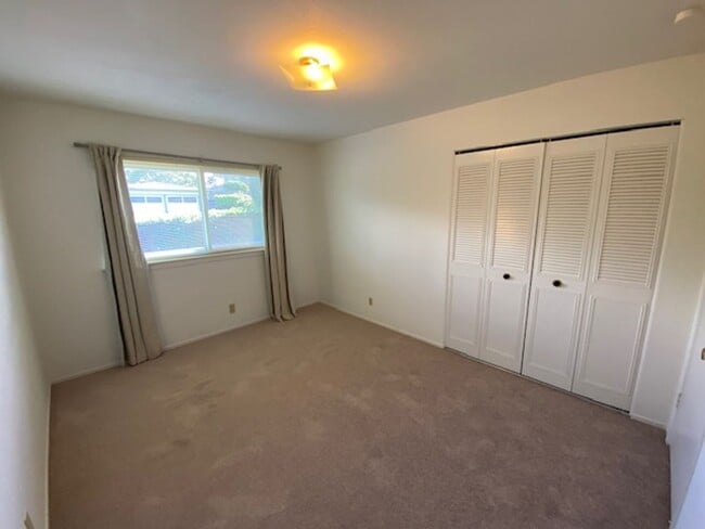 Building Photo - 701 Pine St