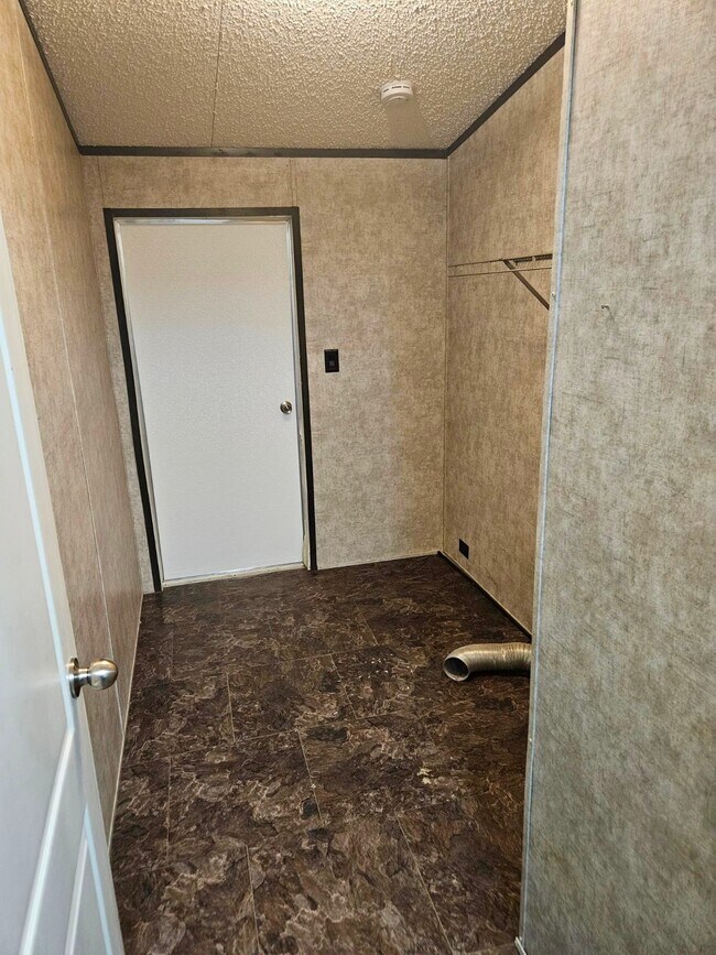 Building Photo - 675-5604 Corner