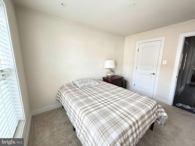 Building Photo - 321 Hendrix Ave