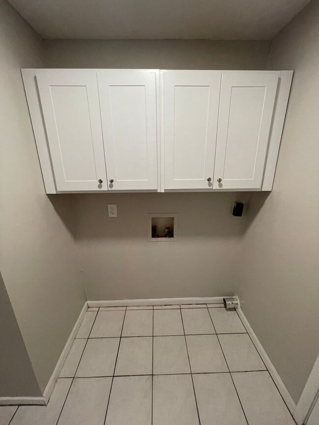 Building Photo - 825 San Saba Dr