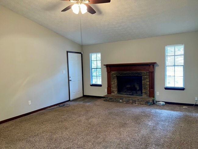 Building Photo - Secluded but Centrally Located 3 Bed/2 Bath Ranch!