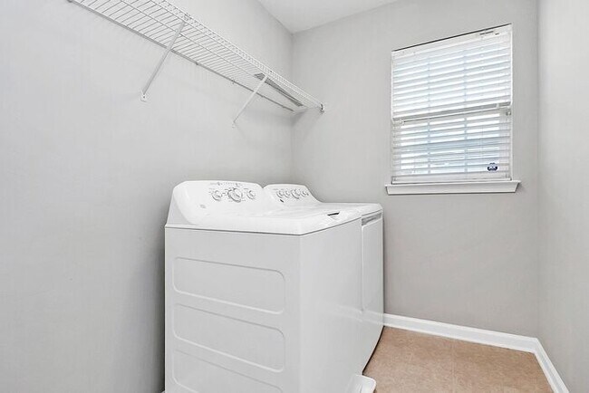 Building Photo - Wonderfully Updated 4BD/2.5BA Cul-de-Sac Home!