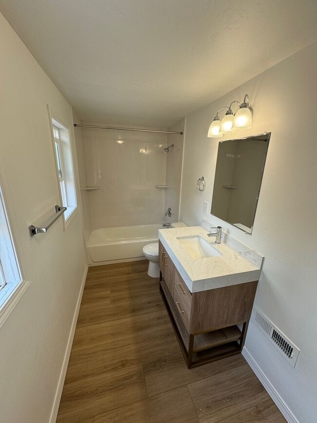 Building Photo - Cozy Remodeled 2 Bedroom, 1 Bathroom Home