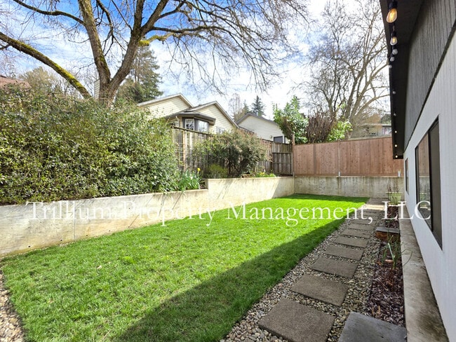 Building Photo - 110 SE 65th Ave