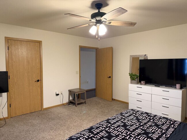 Building Photo - 4 Bedroom Duplex for Rent