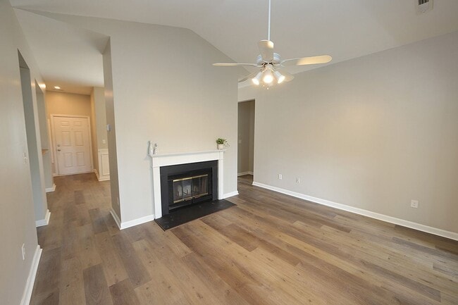 Building Photo - 2-Bedroom Top Floor Condo in Desirable Sun...