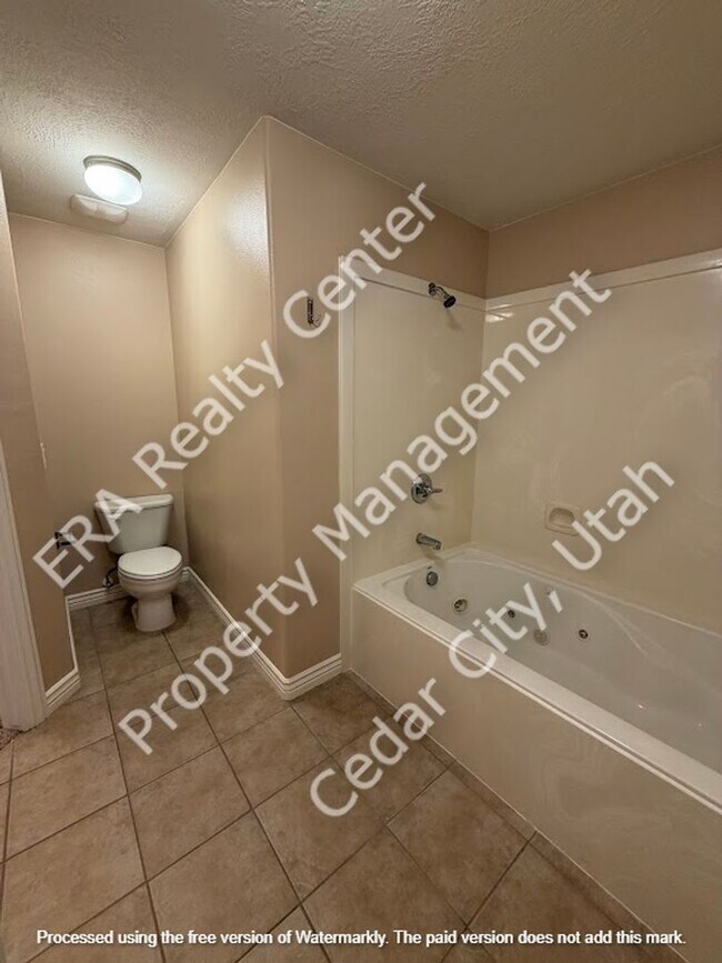 Building Photo - Move-In Discount - 3 Bedroom 2 bath in The Seasons