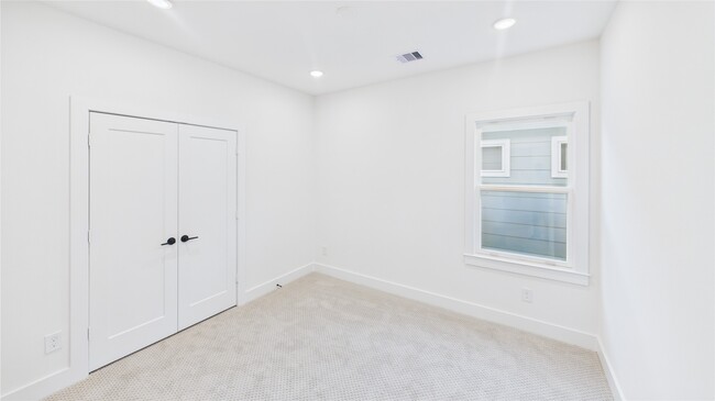 Building Photo - 9606 Valeca Dr