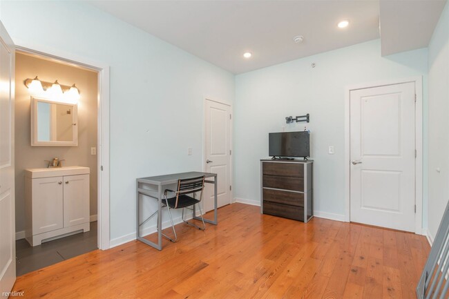 Building Photo - 3 br, 3 bath Triplex - 1517 SEYBERT ST Unit B