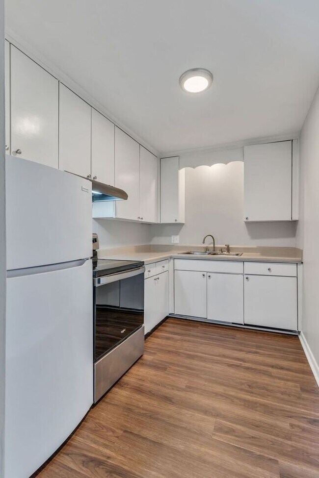 Building Photo - 2 Bedroom Unit was recently renovated.  Live walking distance from the downtown square or steps f...