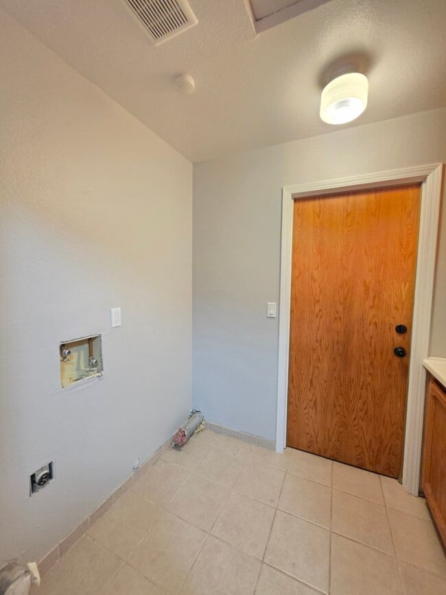 Building Photo - Spacious 4 Bedrooms & 3 Full bathroom Home with Over 2,200 Sq Ft on a Corner Lot!