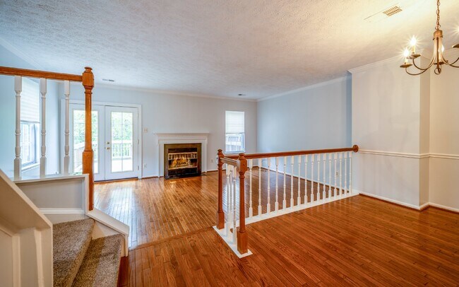 Building Photo - Three-level end unit townhome!