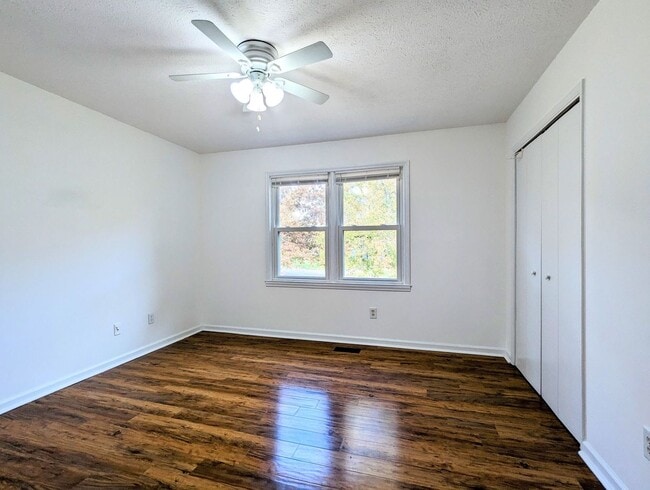 Building Photo - DUPLEX-Upstairs Unit | 3 Bedroom 2 Bathroo...