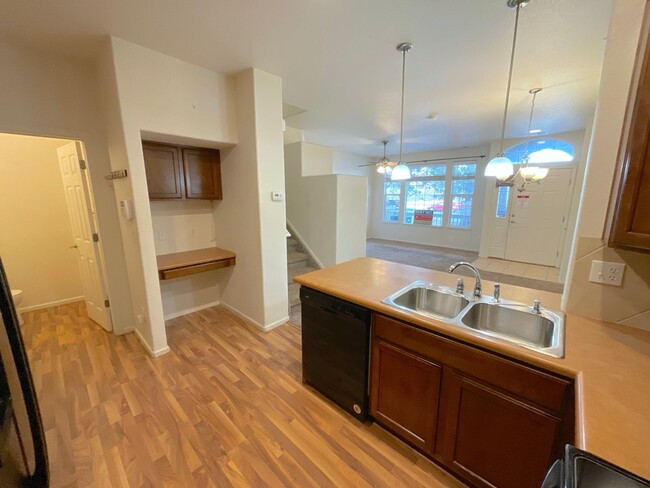 Building Photo - 3 Bedroom Townhome Available Near Dublin B...