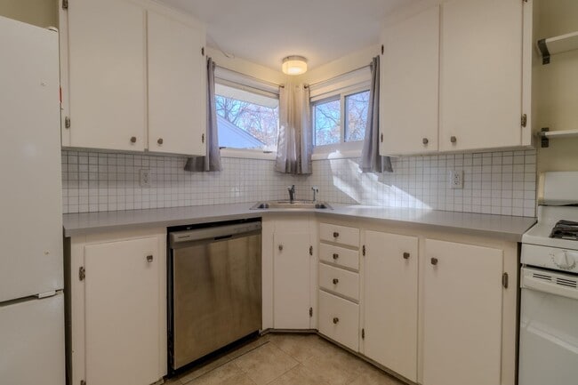 Building Photo - Classic Ranch Just Minutes from TC’s Best