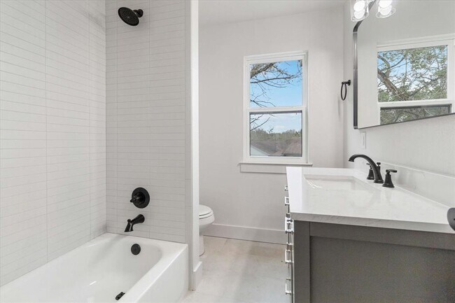 Building Photo - 114 Shady Bluff Dr