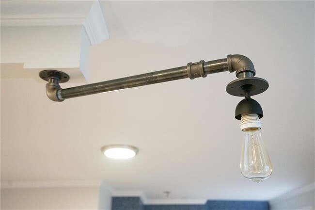 Building Photo - 603 Thames St